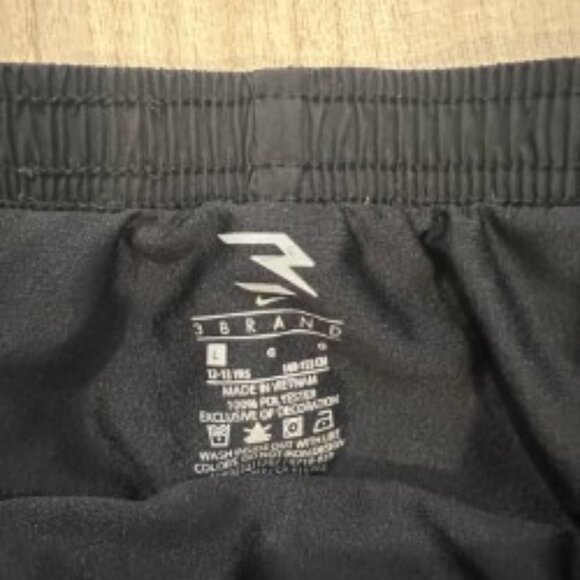 Youth Girls Nike Size Large Gym Shorts - Picture 2 of 3